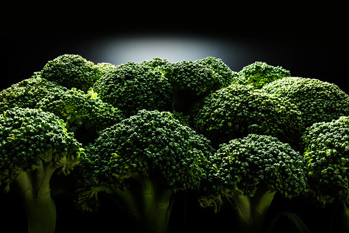brocoli crudo ¿Qué es más sano, consumir verduras crudas o cocidas?