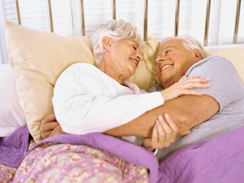 Adultos mayores son capaces de disfrutar su vida sexual.