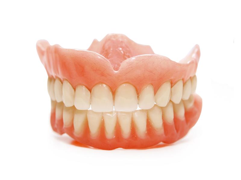 El uso de dentadura postiza requiere atención e higiene