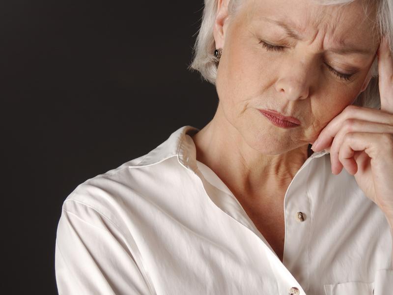 La menopausia esta relacionada con la disminución de la función hormonal ovárica.