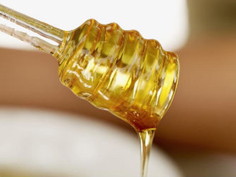 La miel es usada ampliamente como una fuente de azúcares para producir vino y cerveza de miel. 