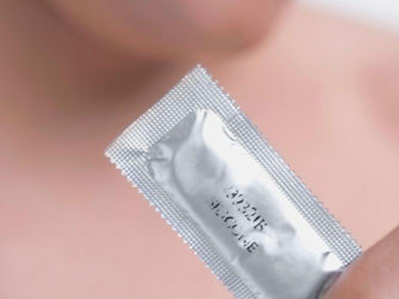 El uso correcto y habitual de los condones de látex puede reducir el riesgo de contraer sífilis.