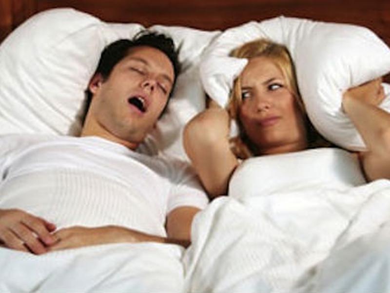 Roncar origina mal humor, irritación y fatiga por la falta de descanso durante el sueño.