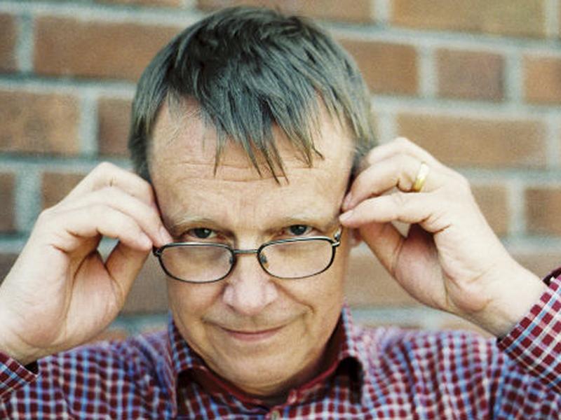 Hans Rosling muestra gráficas sobre la historia de la epidemia del SIDA.