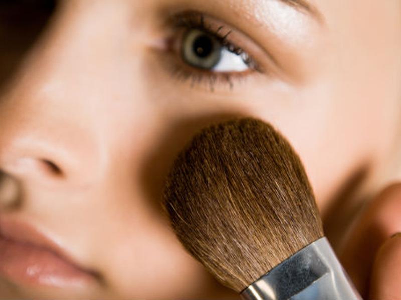 Para quitar el maquillaje es recomendable el uso de una loción desmaquillante a base de agua o aceite