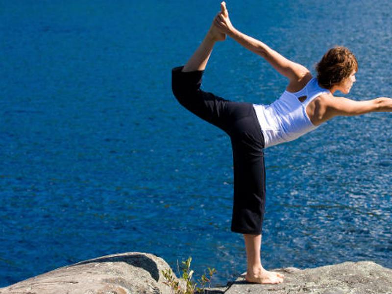 La yoga te ayuda a tonificar tu cuerpo y liberas más endorfinas, lo que te genera un estado de paz y tranquilidad