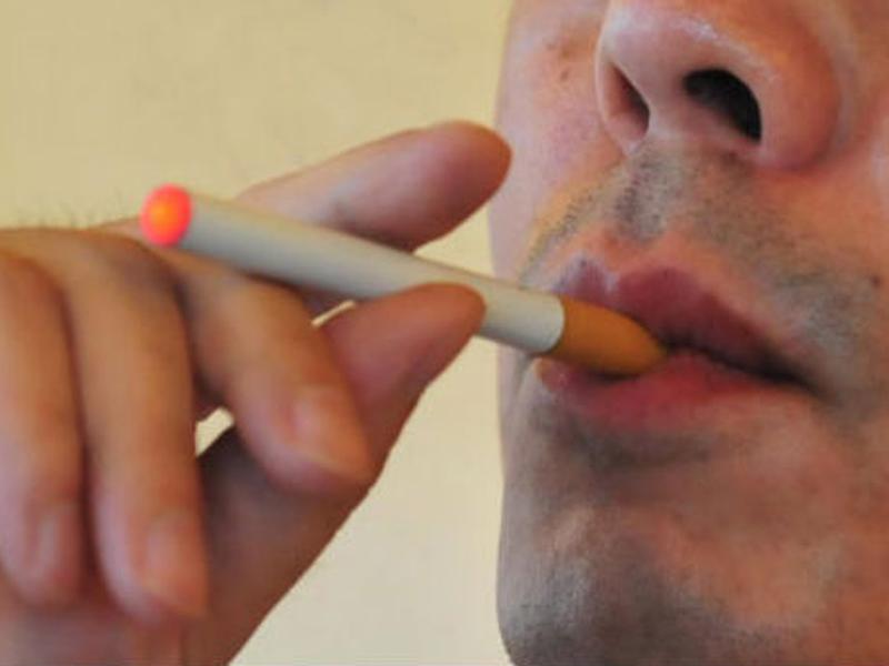 Cigarros electrónicos podrían no ser tan seguros e inclusive generar riesgos a la salud.