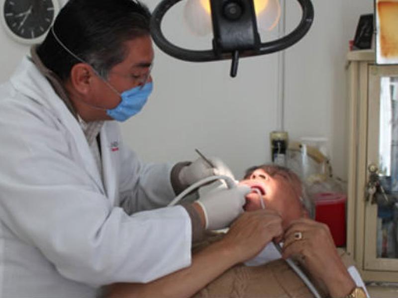 Odontogeriatría al cuidado de la salud bucal de adultos mayores