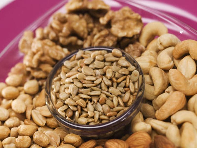 Los cacahuates y las semillas son una buena fuente de antioxidante vitamina E, que ha sido asociada a un menor declive cognitivo