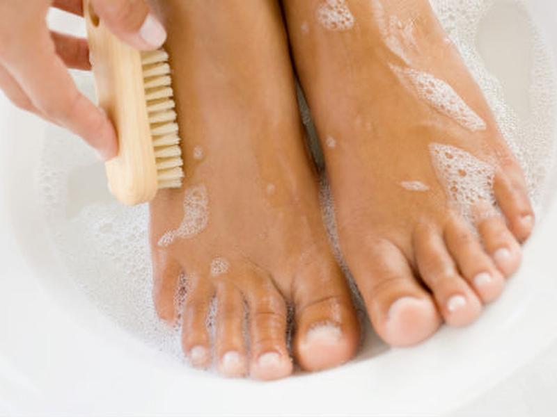 Después de lavar tus pies, debes examinarlos todos los días. La mejor forma es sentado y con buena luz