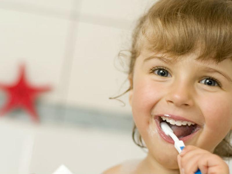 Utiliza hilo dental y enjuagues bucales en tu limpieza