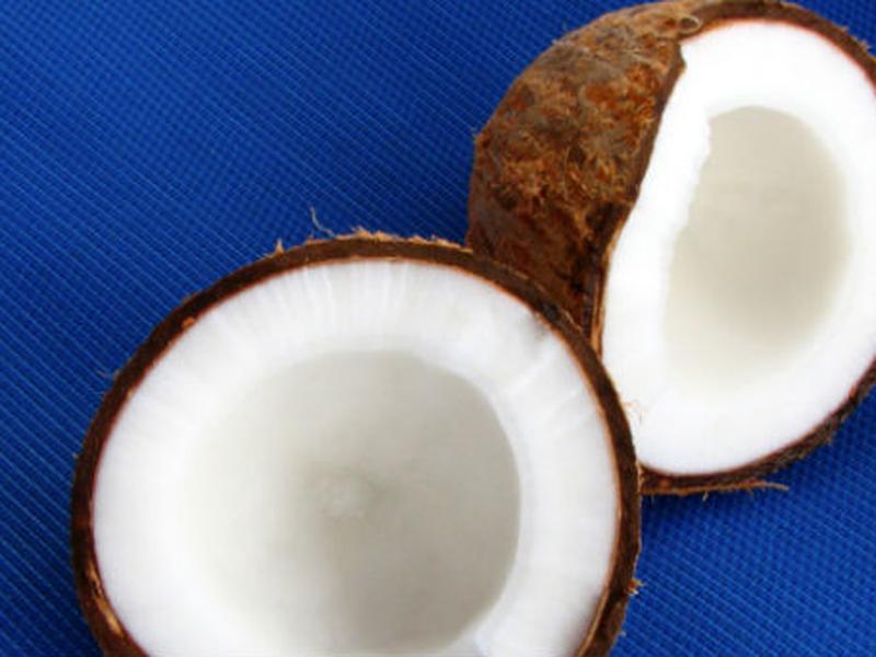 El aceite de coco es rico en ácido laúrico de propiedades antivíricas y antibactericidas