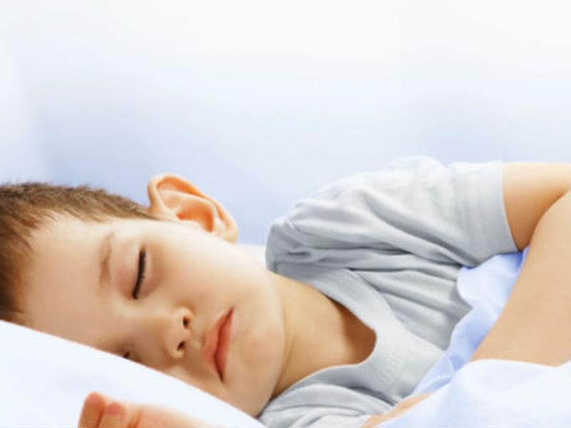 Otra de las causas es que el sueño de los niños es más profundo que el de los adultos.