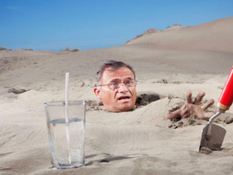 hombre enterrado en la arena