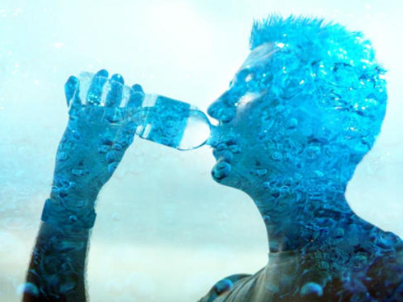 Persona tomando agua 