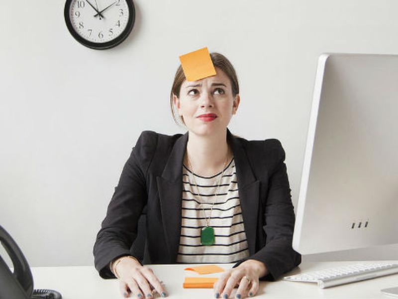 Mujer con un papel en la cabeza para recordar sus actividades. Foto iStock