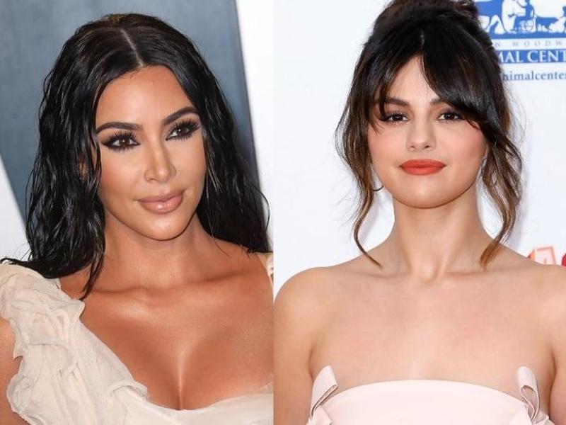 De un lado Kim Kardashian y del otro Selena Gomez ambas vestidas de blanco. 