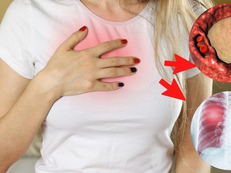 Persona tocando su pecho con otra imagen de pulmón enfermo. 