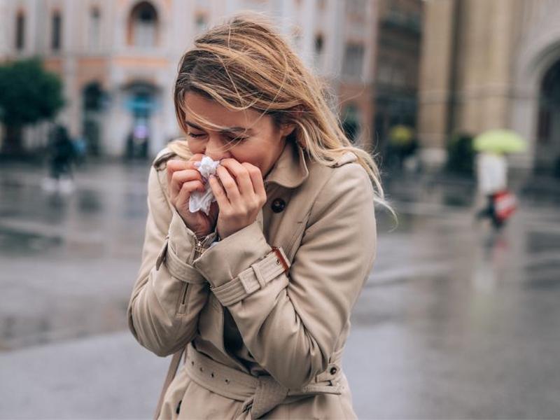 Mujer padece tos y catarro durante el otoño