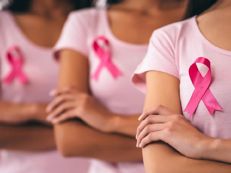 Mujeres con listo rosa por cáncer de mama