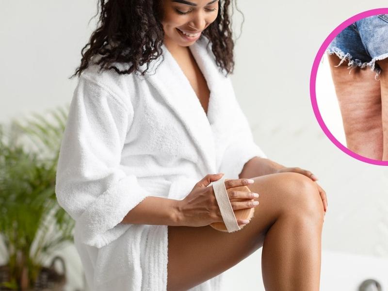 Mujer cepillando su pierna para combatir la celulitis.