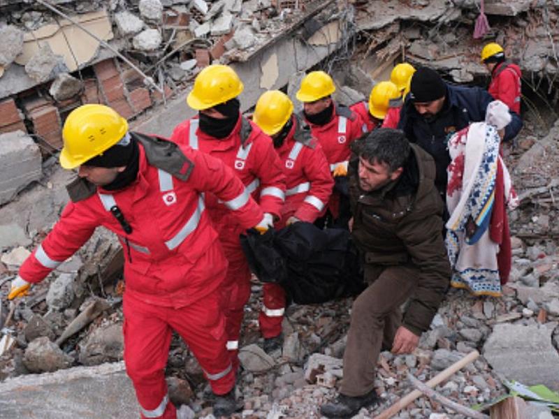 Voluntarios de rescate recuperan cuerpo tras sismo en Turquía