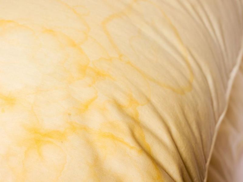 Almohada con manchas amarillentas