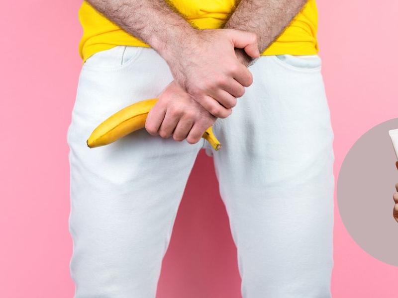 Hombre sosteniendo una banana para ejemplificar 5 cosas que no debes hacer con tu pene, persona sosteniendo una crema