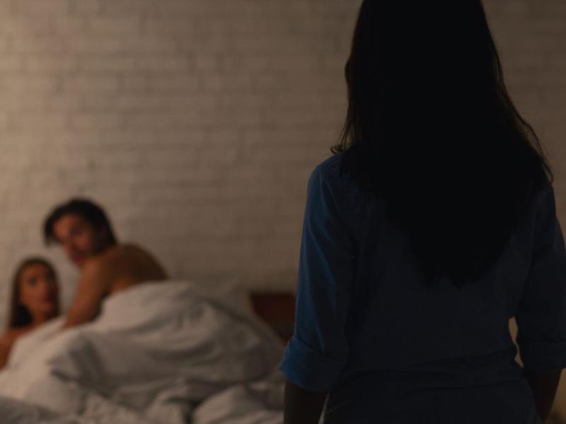Mujer encuentra a su pareja con la amante en la cama