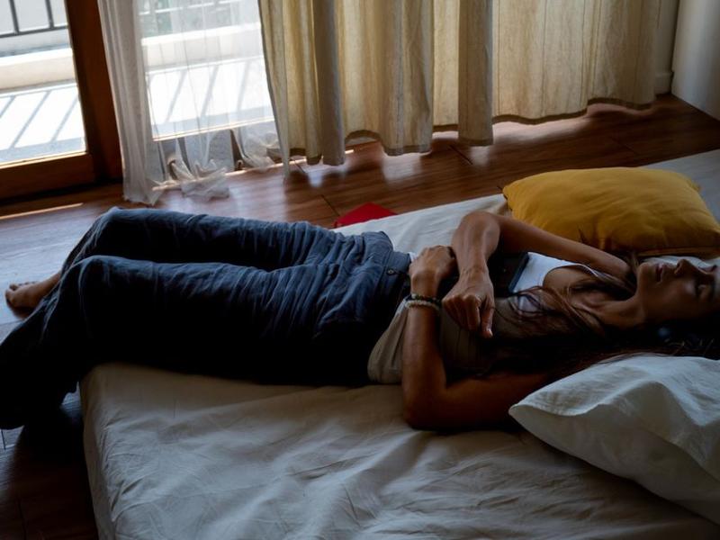 Mujer sola en su cama abraza una almohada por qué es letal la soledad