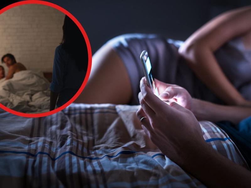 Hombre mensajea desde su celular mientras su pareja duerme