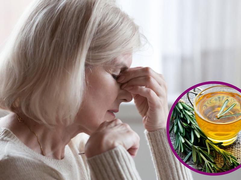 Mujer prepara té de romero después de saber que ayuda a la memoria 