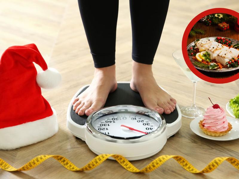 Mujer en báscula junto a gorro navideño, cinta métrica, cena saludable y postres para explicar qué hacer para no subir de peso en navidad