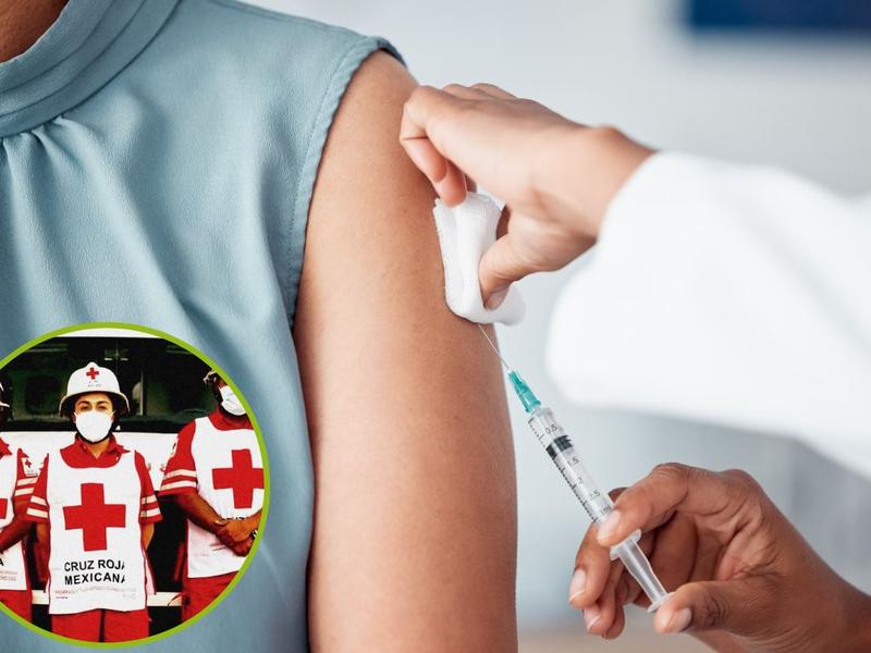 Persona coloca vacuna contra covid de Pfizer