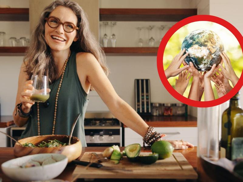 Mujer sonriendo en cocina porque sabe que la dieta vegana podría ayudar a salvar al planeta, según estudio