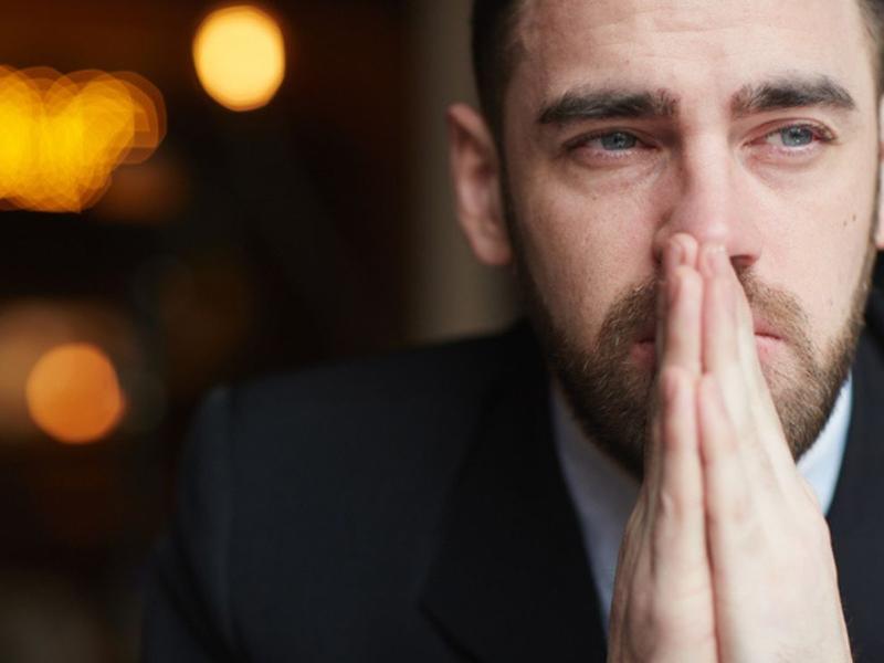 Hombre llorando con las manos frente al rostro se pregunta los 5 síntomas de depresión en hombres