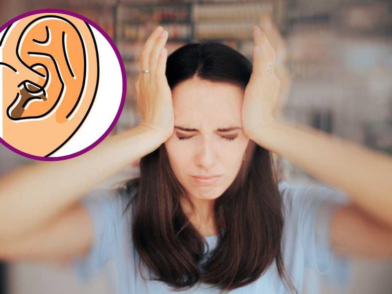 Mujer no sabe que el daith piercing es la solución eficaz para el dolor de cabeza. 