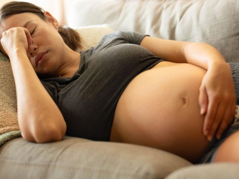 Mujer embarazada acostada sabe el lado del que debes dormir en el embarazo para evitar muerte fetal