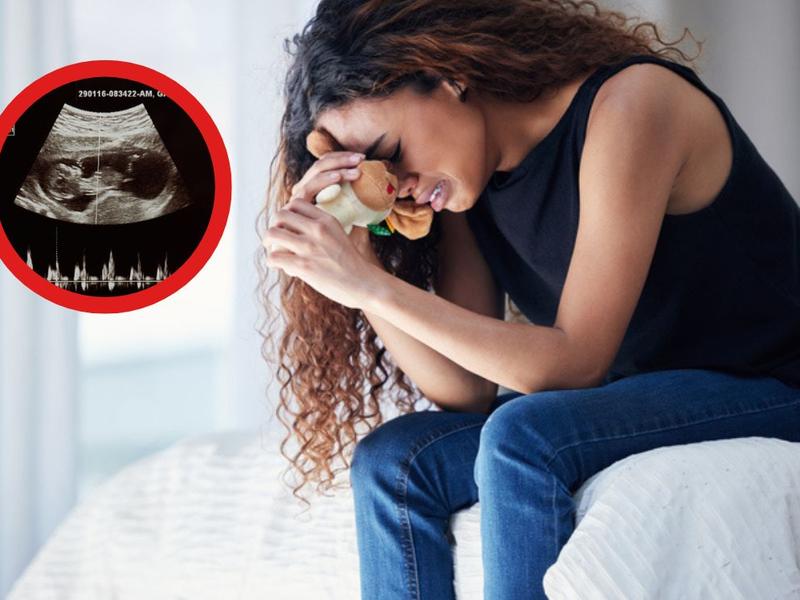 Ecografía de bebé, mujer llorando con juguete de niño se pregunta por qué el tercer mes del embarazo es más peligroso