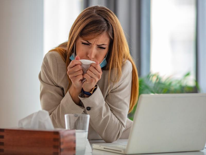 Mujer con gripe no sabe por qué debe faltar al trabajo