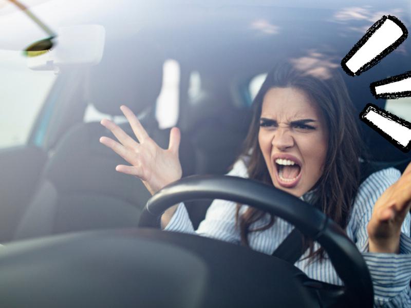 Mujer enojada al volante
