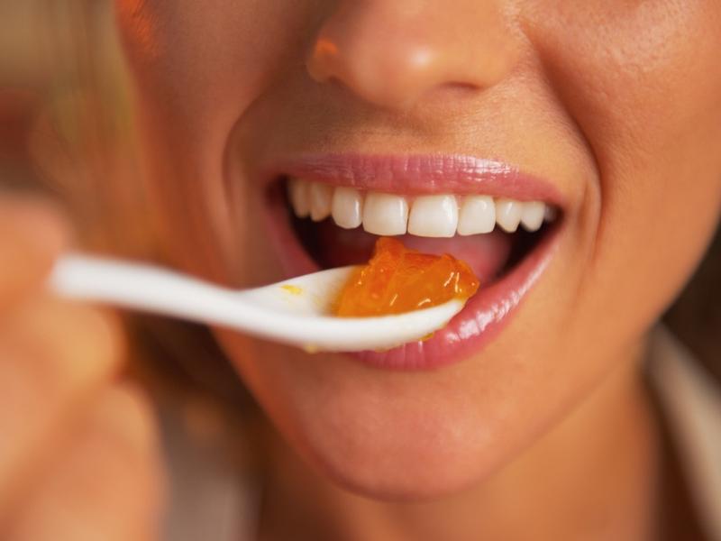 Mujer conoce los 5 beneficios que obtienes al comer gelatina