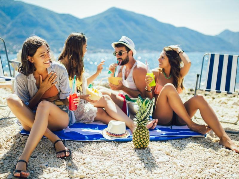 Jóvenes disfrutan, después de leer los 5 consejos para tus vacaciones en la playa.