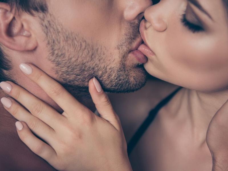Hombre besando a mujer sabe que los besos te ayudan a encontrar pareja 