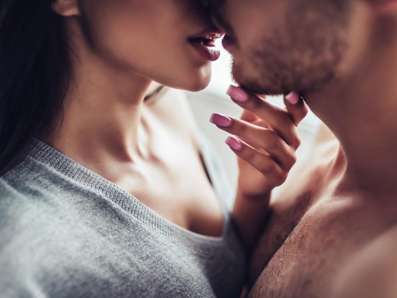 Mujer acercando a hombre para enseñarle los 6 besos favoritos de las mujeres