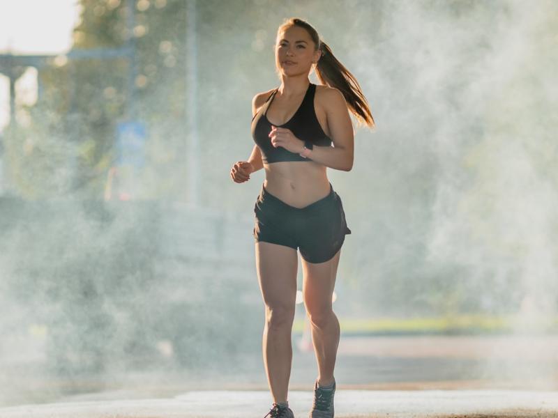 Mujer corre y no sabe por qué no es bueno hacer ejercicio durante la Contingencia Ambiental Atmosférica Extraordinaria
