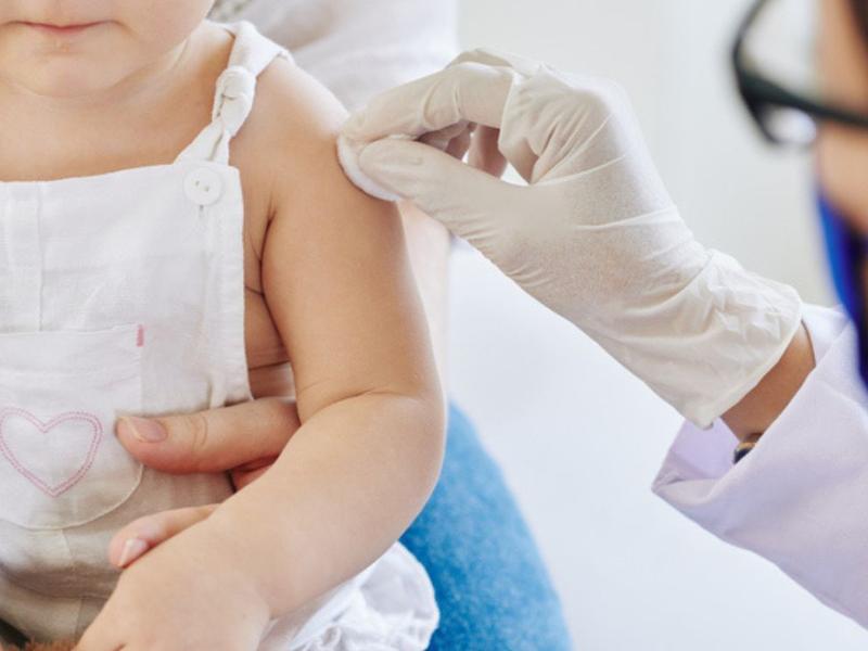 Bebé es vacunado