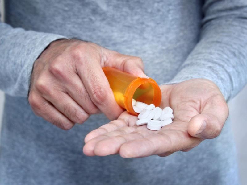 Persona sirviendo tabletas de metformina porque conoce sus nuevos beneficios