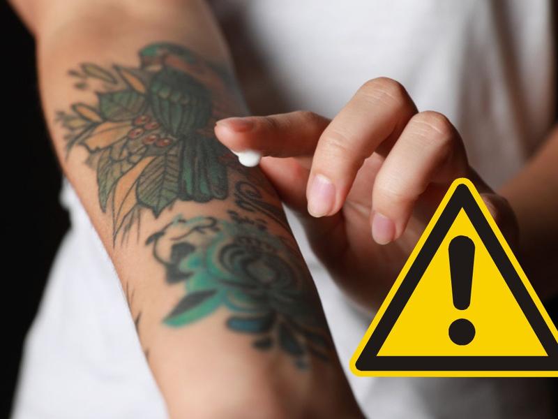 Persona poniéndose crema en tatuajes sin saber que Cremas con alto grado de lidocaína pueden causar convulsiones y problemas cardíacos FDA