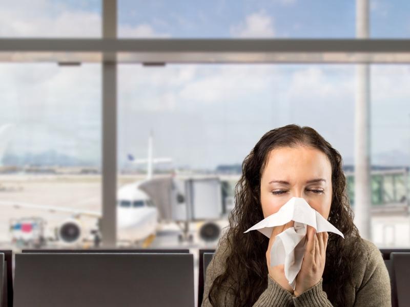 Mujer no sabe cómo evitar contagiarse de gripe en el avión. 